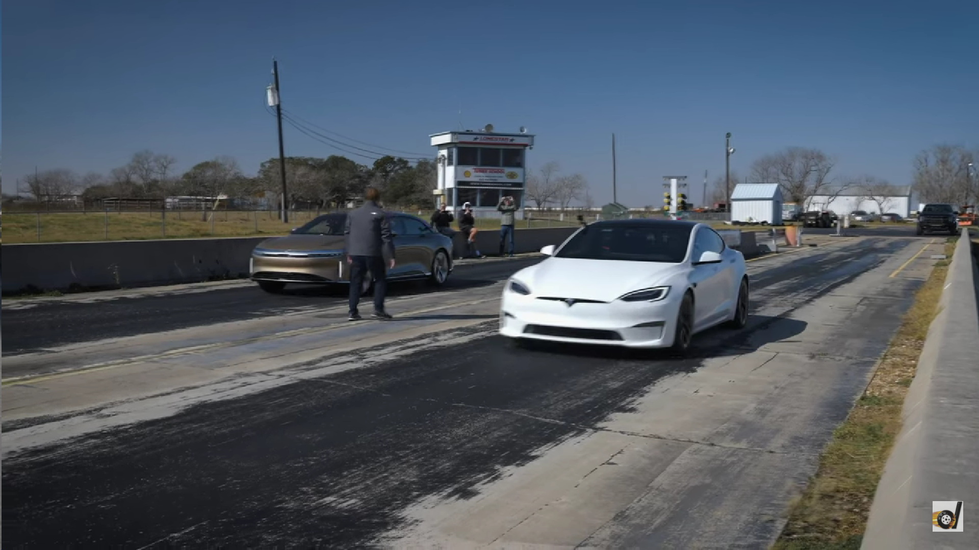 Может ли Lucid Air Dream Edition превзойти Tesla Model S Plaid в четверть  мили?